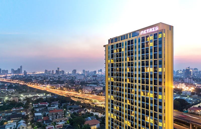 Metris Phatthanakan-Ekkamai