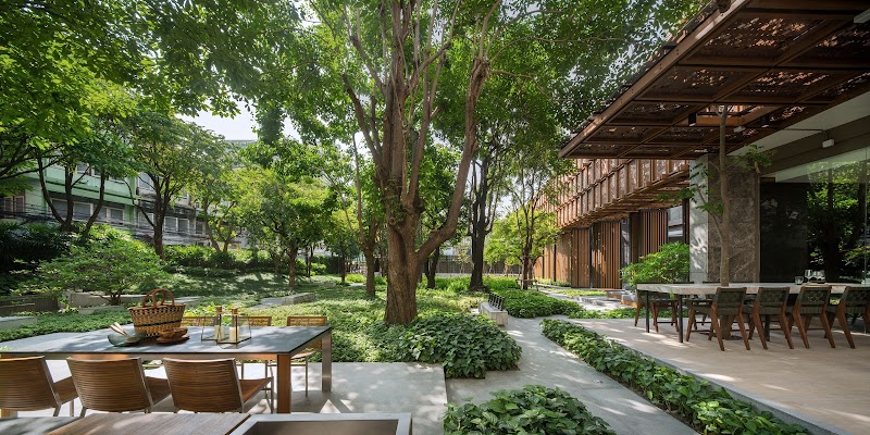 THE LINE Phahol Pradipat